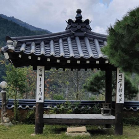 Gangneung Wangsangoal Hanok Pension Bagian luar foto