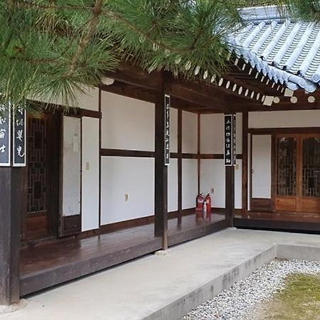 Gangneung Wangsangoal Hanok Pension Bagian luar foto