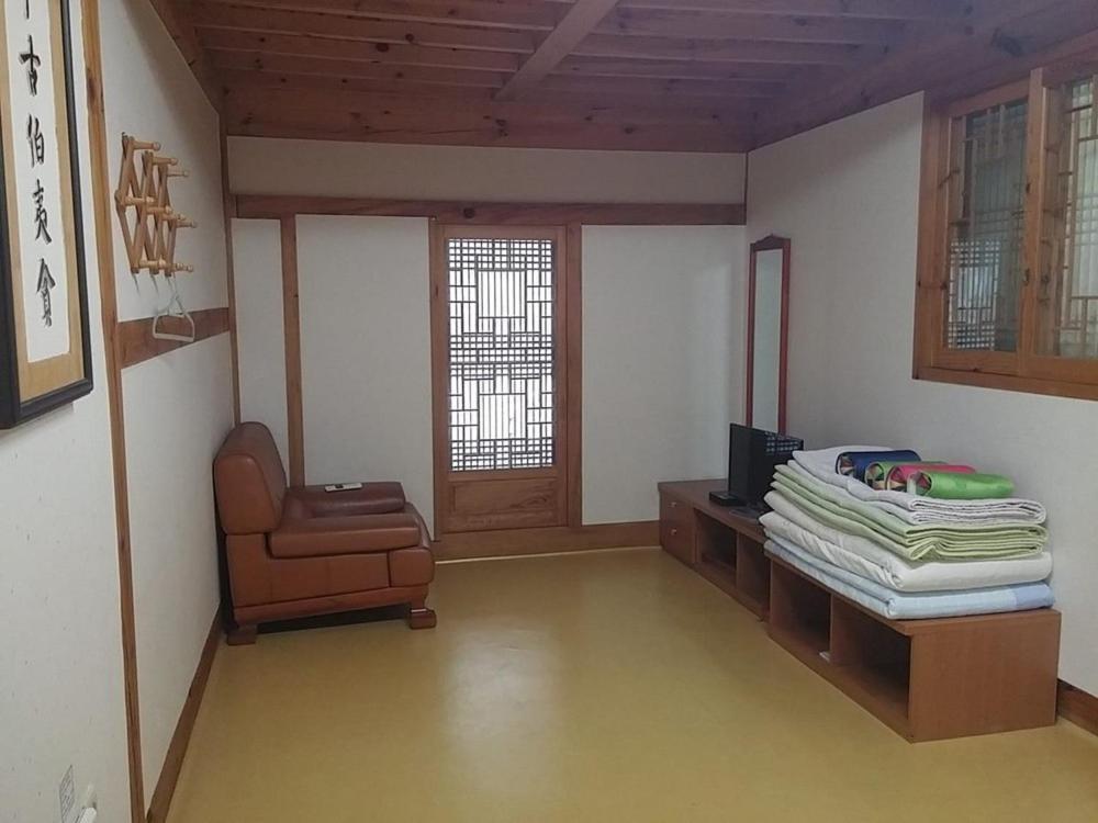 Gangneung Wangsangoal Hanok Pension Bagian luar foto