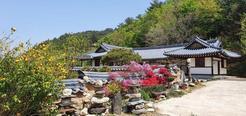 Gangneung Wangsangoal Hanok Pension Bagian luar foto