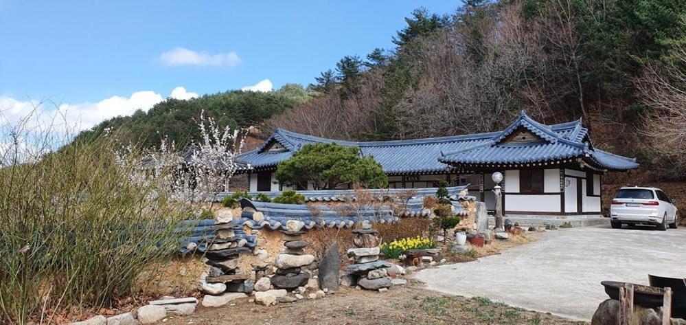 Gangneung Wangsangoal Hanok Pension Bagian luar foto