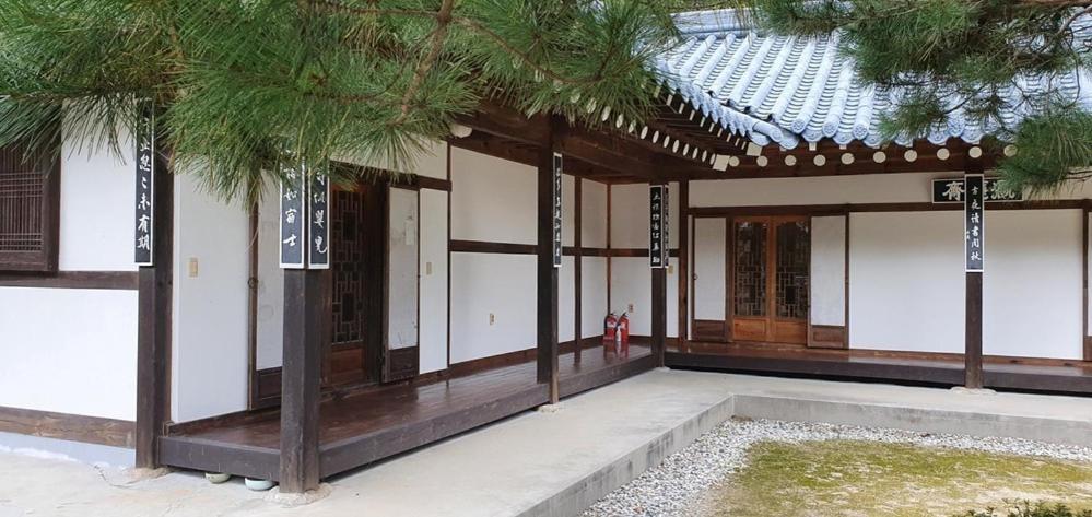 Gangneung Wangsangoal Hanok Pension Bagian luar foto